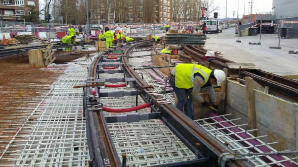 Barres coarrugades i cèrcols de PRFV. Tranvía de Vitoria